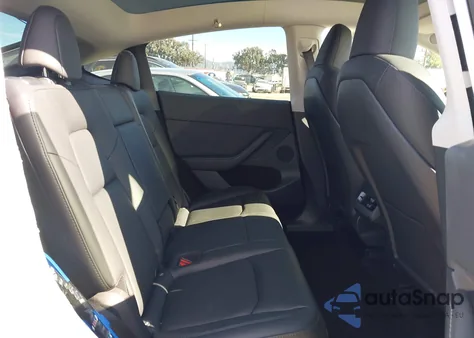 2023 Tesla Model Y Awd/Long Range Dual Motor All-Wheel Drive z USA, uszkodzony, nr VIN 7SAYGDEE2PA051411